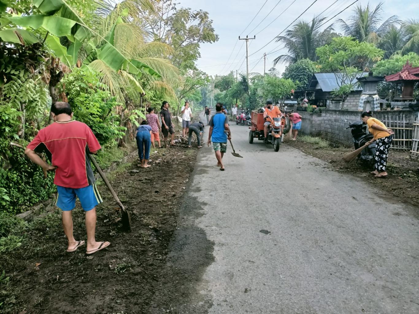 Gotong Royong Membersihkan Lingkungan